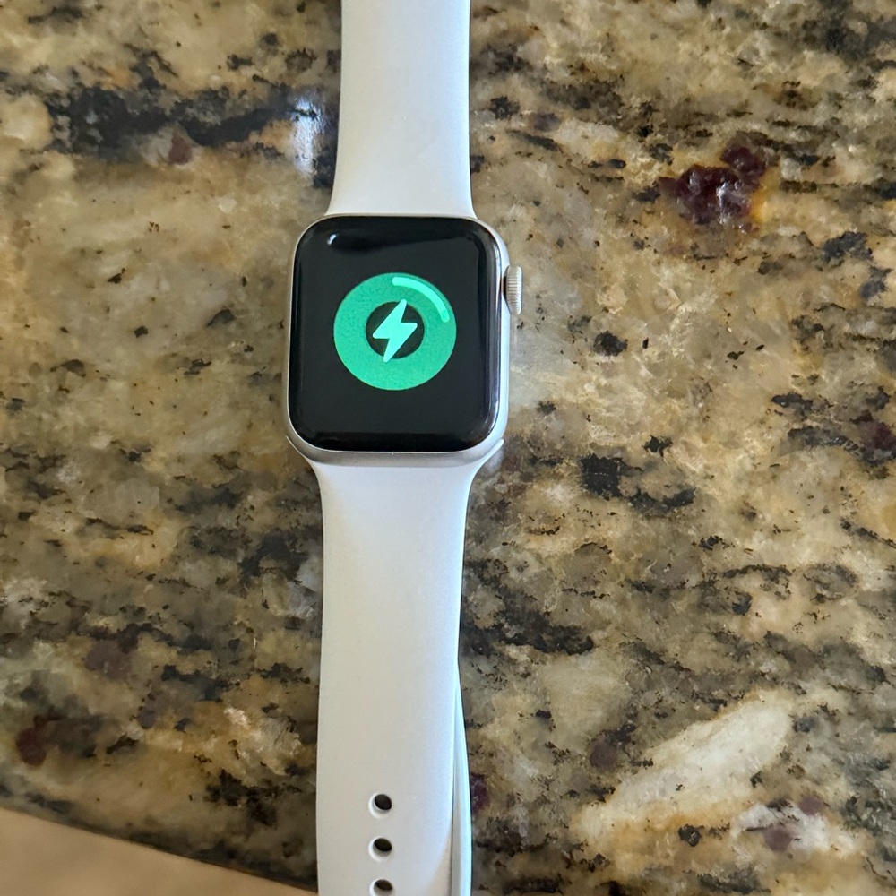 Apple Watch SE (2nd Gen) 40mm Starlight Aluminum, Excellent Condition + Charger - Picture 3 of 12